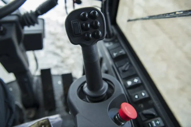 Jednoduchá obsluha - RMH Agri – krmné míchací vozy pro moderní farmy