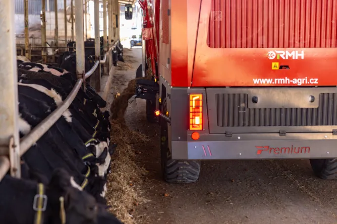 RMH PREMIUM – samojízdný krmný vůz se dvěma šneky (15–24 m³) - RMH Agri – krmné míchací vozy pro moderní farmy
