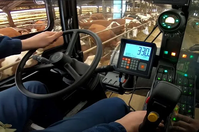 RMH PREMIUM – samojízdný krmný vůz se dvěma šneky (15–24 m³) - RMH Agri – krmné míchací vozy pro moderní farmy