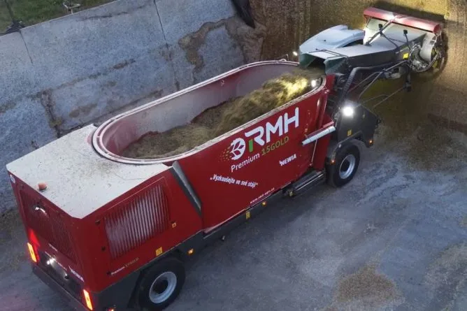 RMH PREMIUM – samojízdný krmný vůz se dvěma šneky (15–24 m³) - RMH Agri – krmné míchací vozy pro moderní farmy